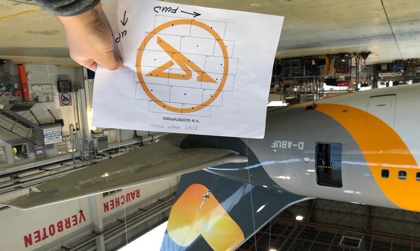Das Herz auf dem Leitwerk der Boeing 767 wird mit je 16 Folienteilen auf jeder Seite abgedeckt.