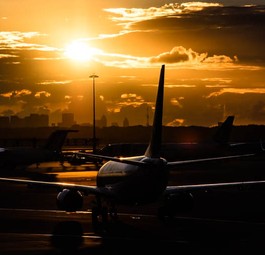 Flieger im Sonnenuntergang: Neue Airline startet in Norwegen.