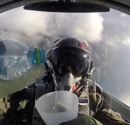 Kampfjet-Pilot trinkt das Wasser über Kopf