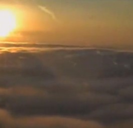 Sonnenuntergang im Cockpit beobachten: Ein unvergesslicher Glücksmoment.