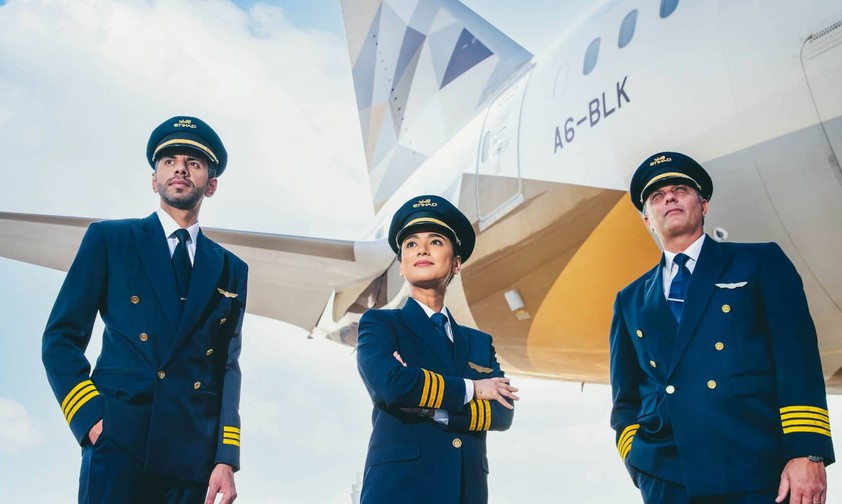 Etihad-Crew und -Flugzeug: Die Airline will ein moderneres Image.