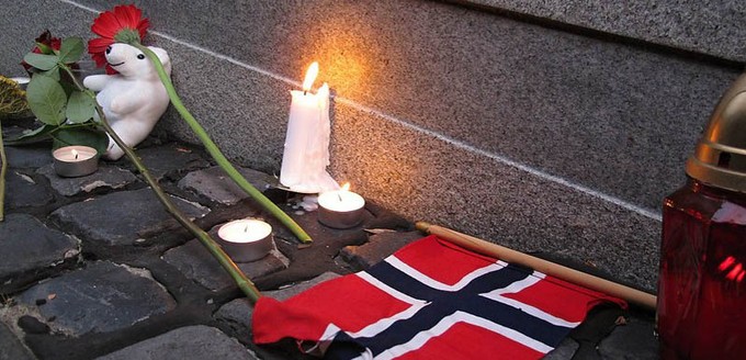 Trauerkerzen vor einer Botschaft Norwegens: In der norwegischen Hauptstadt Oslo sowie der Insel Utøya tötet der rechtsextreme Fanatiker Anders Breivik am 22. Juli 2011 77 Menschen. Der Anschlag schockierte die ganze Welt.