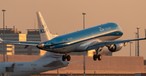 KLM Embraer in Schiphol: Samstagabend kann die Airline keine europäischen Passagiere mehr nach Amsterdam bringen.