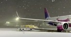 Flugzeug in London-Gatwick: Schnee legt den Betrieb lahm.