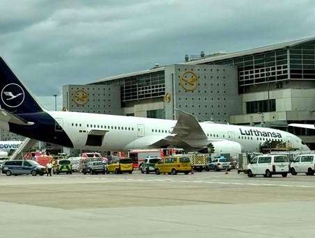 Gestürzte Boeing 787: Das Heck ragt in den Himmel.