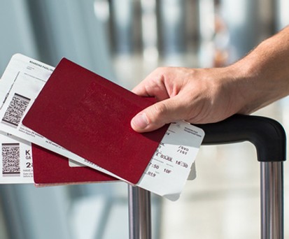 Reisepässe mit Bordkarten darin: Gibt es den Boarding Pass bald mit Werbeaufdruck?