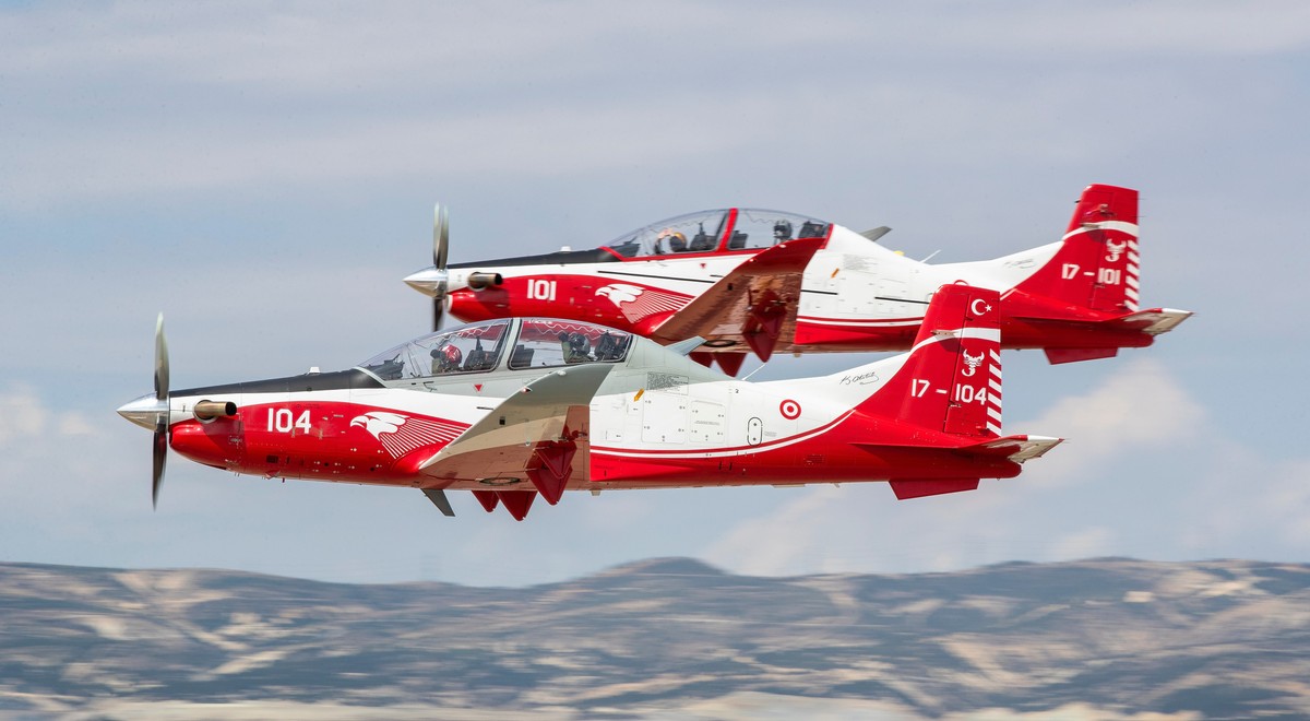 Tusaș Hürkuş-II im Tandem im Dienste der Turkish Air Force