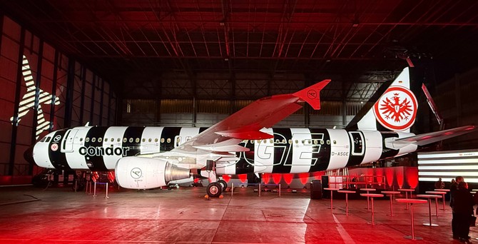 Airbus A320 von Condor: Der Airbus A320 trägt neu die Kennung D-ASGE und kommt ganz im Look von Eintracht Frankfurt daher.
