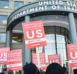 Norwegian-Mitarbeiter vor dem US-Transportministerium: Eine provisorische Lizenz hat die Fluggesellschaft schon.