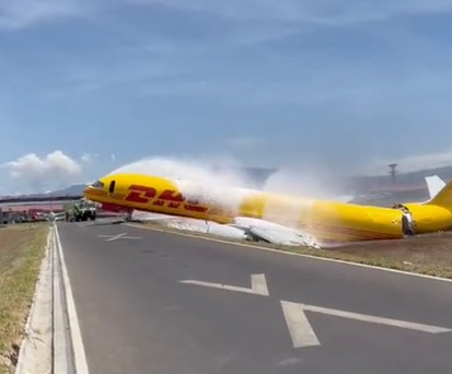 Boeing 757 von DHL bricht nach Landung in zwei Teile