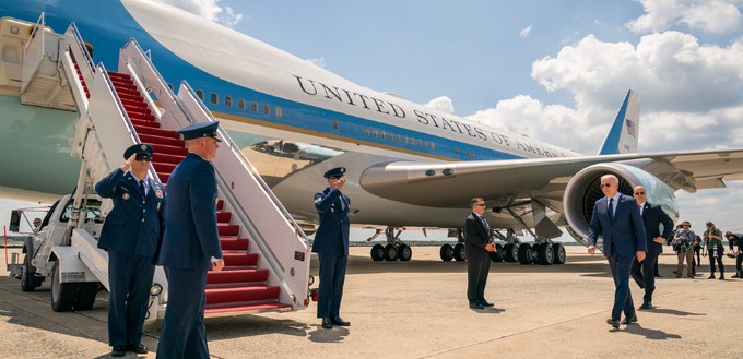 US-Präsident Joe Biden (rechts) auf dem Weg zur aktuellen Air Force One: Die ...