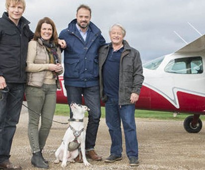 Filmcrew mit Hund: Schafft er es, ein Flugzeug zu steuern?