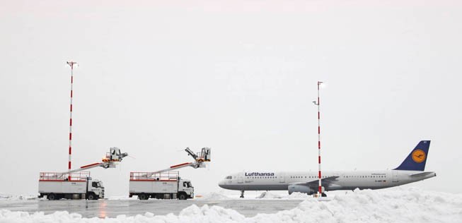 Enteisung am Flughafen Frankfurt: Vor dem Start müssen Tragflächen, Ruder und Klappen der startenden Flugzeuge von Schnee und Eis befreit werden.