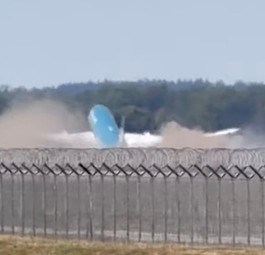 Die Boeing 787 hebt in München ab: Viel Staub aufgewirbelt.