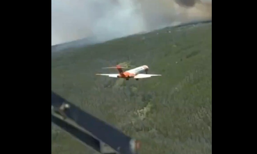 MD-87 im Einsatz: Sie kann dank ausgefahrenem Fahrwerk langsamer und präziser löschen.