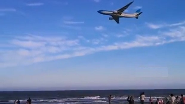 Tief über Mar del Plata: Airbus A330 von Aerolíneas Argentinas.
