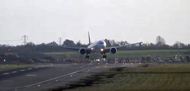 Boeing 777-300ER von Emirates: Die Landung in Birmingham ist zuerst missglückt.