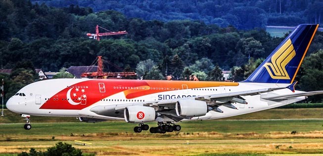 Airbus A380 von Singapore Airlines in Speziallackierung zum 50. Jubiläum der Gründung Singapurs: Die Airline ist eng mit dem Staat verknüpft.