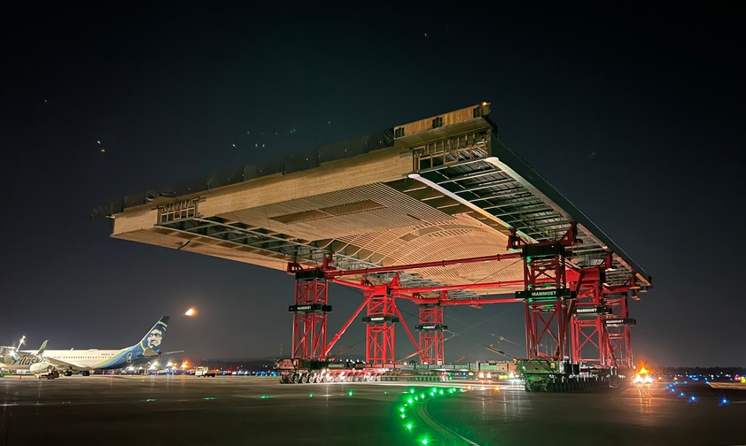 Transport am Flughafen Portland: Die Terminaldach-Elemente befanden bis zu 17 Metern über dem Vorfeld.