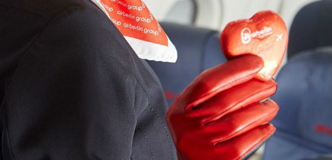 Flugbegleiterin von Air Berlin: An welchen neuen starken Partner verschenkt die Airline ihr Herz?