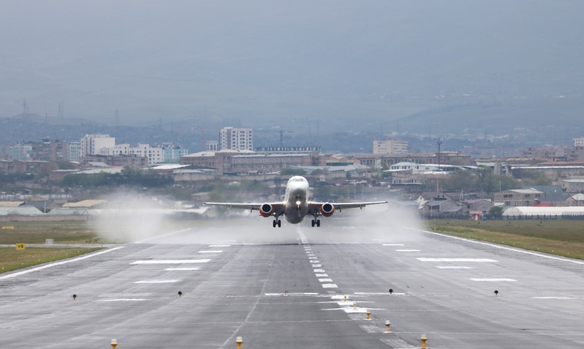Landebahn in Zvarnots: Mit 3850 Metern groß genug für alle gängigen Verkehrsflugzeuge.
