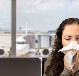 Erkältet im Flughafen: Wie viele Passagiere steckt ein Kranker im Flieger an?