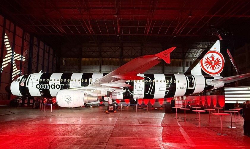 Airbus A320 von Condor: Der Airbus A320 trägt neu die Kennung D-ASGE und kommt ganz im Look von Eintracht Frankfurt daher.