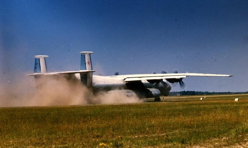Eine Antonov An-22 landet in einem Feld: Ein Wunderwerk.