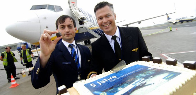 2012 feierte Ryanair fünf Jahre Basis am Flughafen Düsseldorf (Weeze).