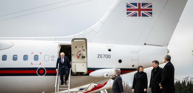 Der neu lackierte A330 wird einen weißen Rumpf mit einem blauen Streifen bekommen. Am Leitwerk wird ein Union Jack den Flieger zieren.