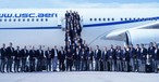 Das iranische Nationalteam vor dem Flugzeug von USC: Reise zur WM nach Mexiko.