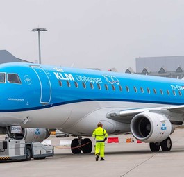 Embraer E175 von KLM Cityhopper: In solch einem Jet half eine Flugbegleiterin  Cockpit.