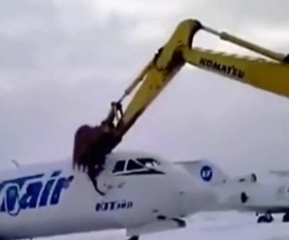 Hier wird ein Flugzeug mit dem Bagger geschreddert