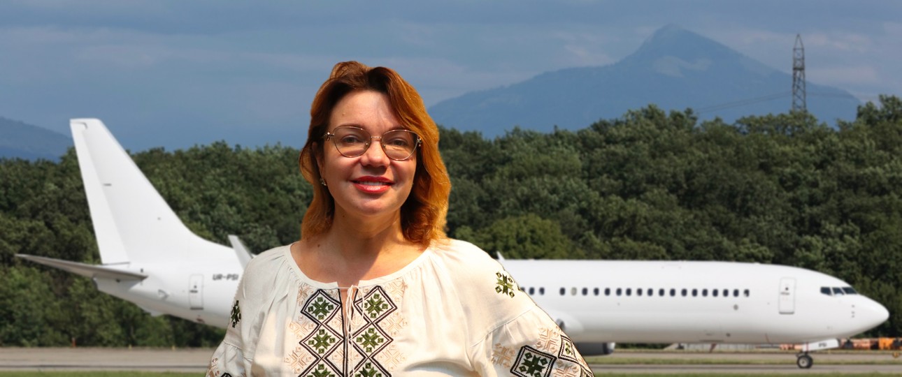 Olga Tolstykhina und die Boeing 737-900, mit dem Kennzeichen UR-PSI, die einst für  Ukraine International Airlines flog: Jetzt für Windrose unterwegs.