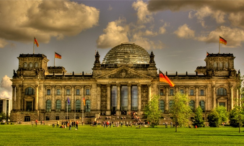 Bundestag in Berlin: Sparen bei den Flügen.
