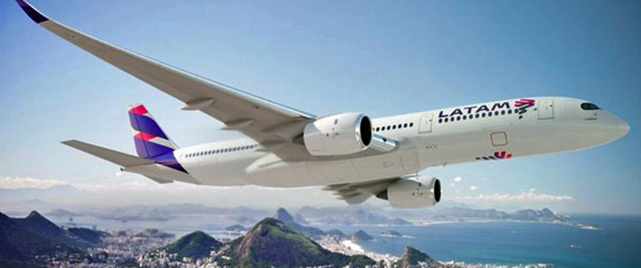 Flieger von Latam: Das neue Nordost-Drehkreuz wird auf unbestimmte Zeit verschoben.