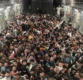 640 Passagierinnen und Passagiere: Die Menschen kletterten noch über das halb offene Tor in die C-17.