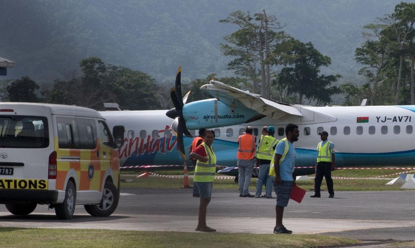 Die verunglückte ATR am Flughafen von Port Vila.