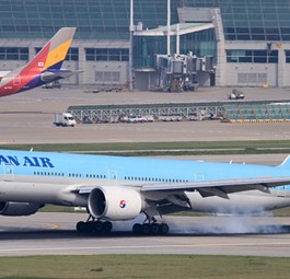 Boeing 777-300 von Korean Air, dahinter ein Jet von Asiana: Bald in einem Terminal.