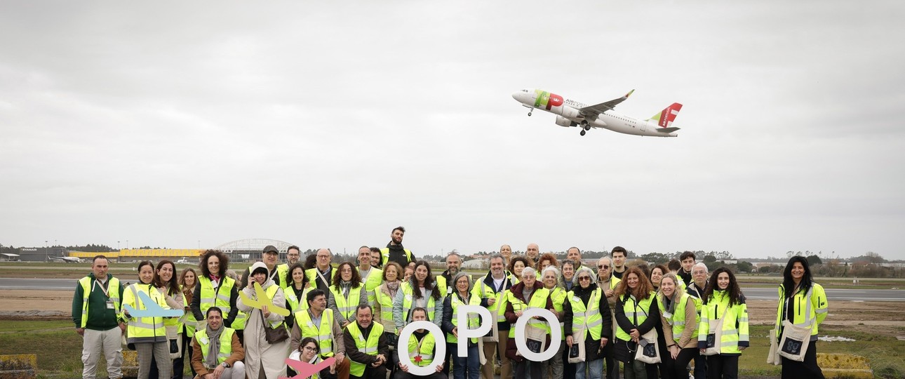 Mitarbeitende am Flughafen Porto: Im Hintergrund ein Flugzeug von Tap.