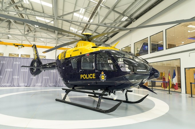 Titel: Britische Polizeiflieger bestellen zwei weitere Airbus H135Der britische National Police Air Service hat zwei weitere Airbus H135 bestellt und erweitert damit sein laufendes Flottenerneuerungsprogramm auf insgesamt neun Hubschrauber. 