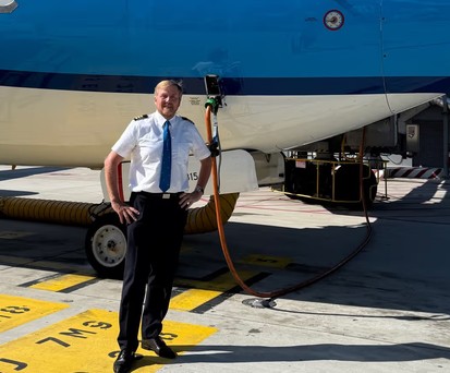 König Willem Alexander vor einer Boeing 737 von KLM: Der König fliegt zwei bis dreimal pro Monat.