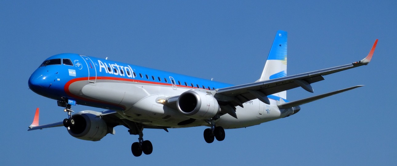 Embraer E190 in Austral livery