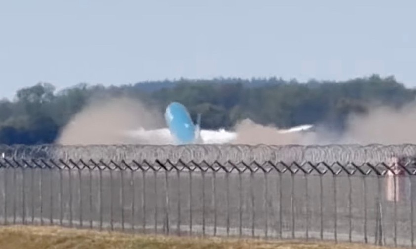 Die Boeing 787 hebt in München ab: Viel Staub aufgewirbelt.