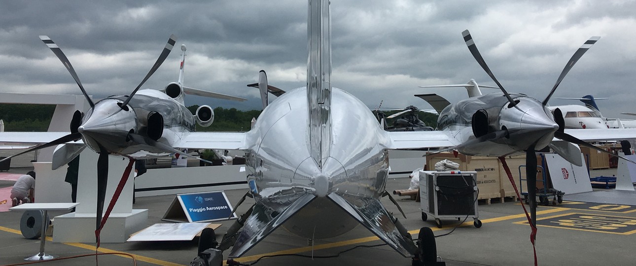 P-180 Avanti Evo bei der Messe Ebace in Genf: Die Propeller des Piaggio-Fliegers zeigen nach hinten.