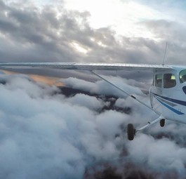 Cessna 172 im Flug: Vor Abflug muss man sich über das Wetter informieren.