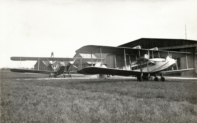 Am 16. August 1923, noch durch die Handley Page Transport, erfolgte der erste Flug ab London-Croydon nach dem Birsfelder Sternenfeld. Die Handley Page W.8b G-EBBI R.M.A. Prince Henry fliegt zusammen mit zwei Schwestermaschinen seit Frühjahr 1922 bei der hauseigenen Handley Page Transport Ltd. Durch die Fusion wird sie im Juni 1924 zur Flotte der Imperial Airways stossen, bei der sie noch bis Oktober 1932 eingesetzt wird. Bereits ab dem 17. Juni 1924 wird Imperial Airways die Strecke von London-Croydon via Paris-Le Bourget und Basel-Sternenfeld nach Zürich-Dübendorf nach einem publizierten Flugplan drei Mal wöchentlich bedienen.