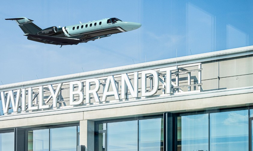 Eine Cessna Citation über dem BER: Der Flughafen wickelt in Deutschland den meisten Businessverkehr ab.