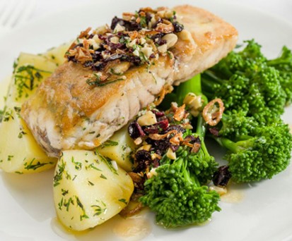 «Gebratener Cone Bay Barramundi mit Kräuter-Knoblauch-Kartoffeln, Broccolini, Zitrone, Oliven und Mandel-Salsa»: Soll den Jetlag erträglicher machen.