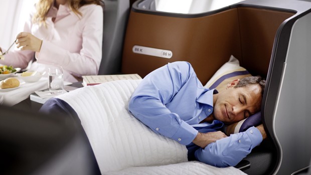 Ein Bett im Himmel bieten Singapore und Lufthansa, denn die Erste-Klasse-Plätze lassen sich zu zwei Meter langen Betten umrüsten. Auch in der Business Class der neuen Lufthansa-Boeing 747/8 gibt es ein Bett - es ist allerdings fünf Zentimeter kürzer.
